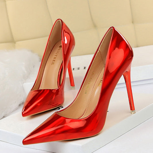 Glossy patent leather heels in many Talón colors