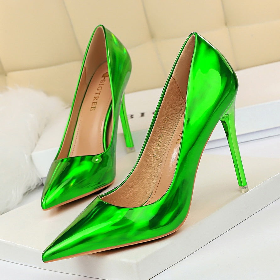 Glossy patent leather heels in many Talón colors