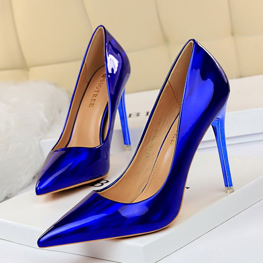 Glossy patent leather heels in many Talón colors