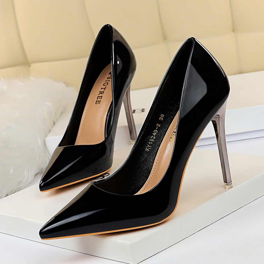 Glossy patent leather heels in many Talón colors